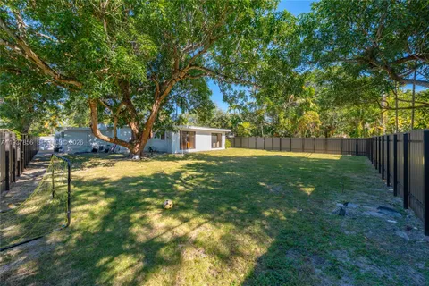 a view of yard with green space