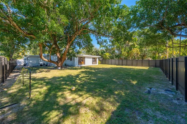 a view of yard with green space
