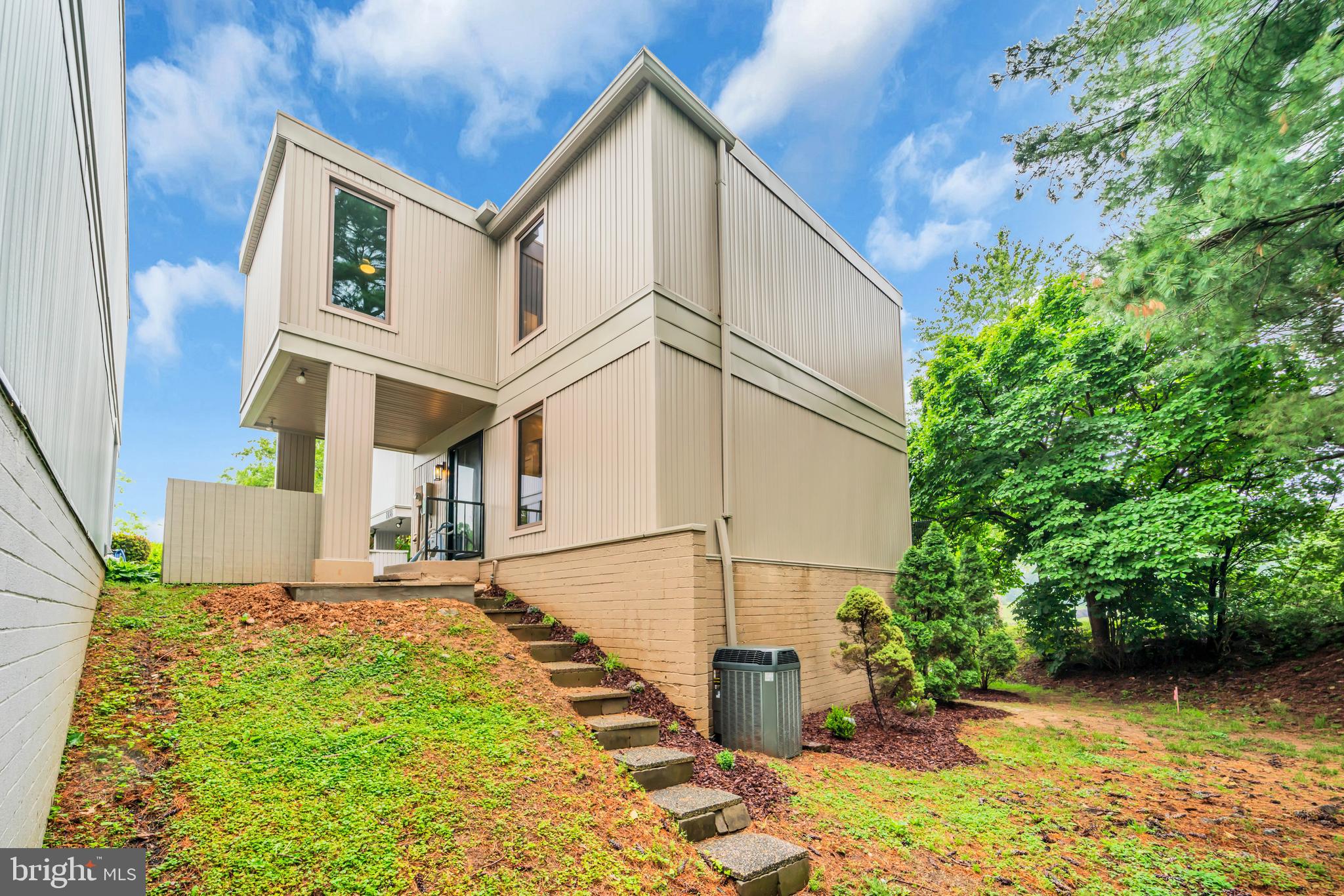 1806 North Shore Court Reston, VA 20190 - Photo 51 of 58 View from side - stairs down to golf course