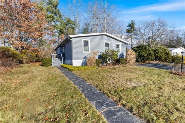 a view of a house with a yard