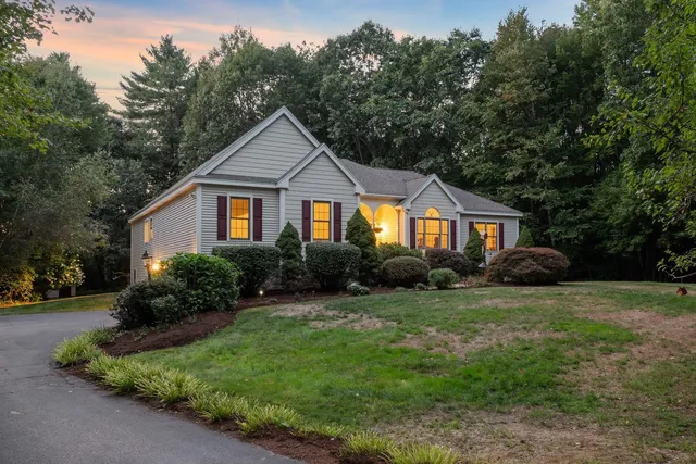 $945,000 | 12 Parshley Lane, Brentwood, NH 03833