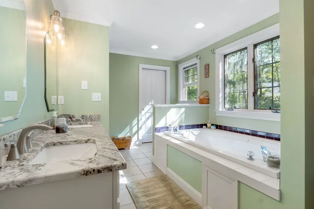 $945,000 | 12 Parshley Lane, Brentwood, NH 03833