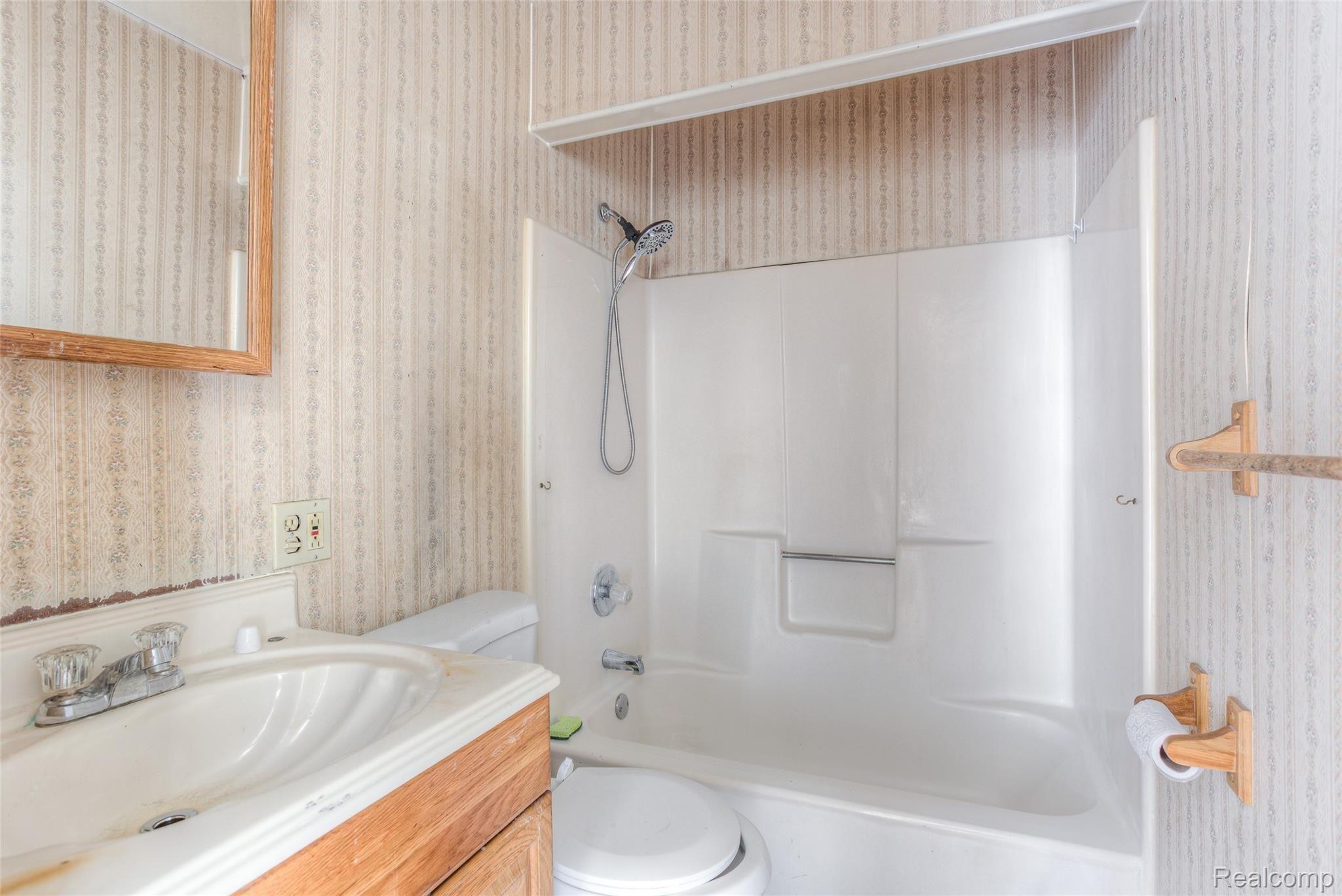 20086 Inkster Road Redford, MI 48240 - Photo 12 of 29 20086 inkster interiors (5).jpg