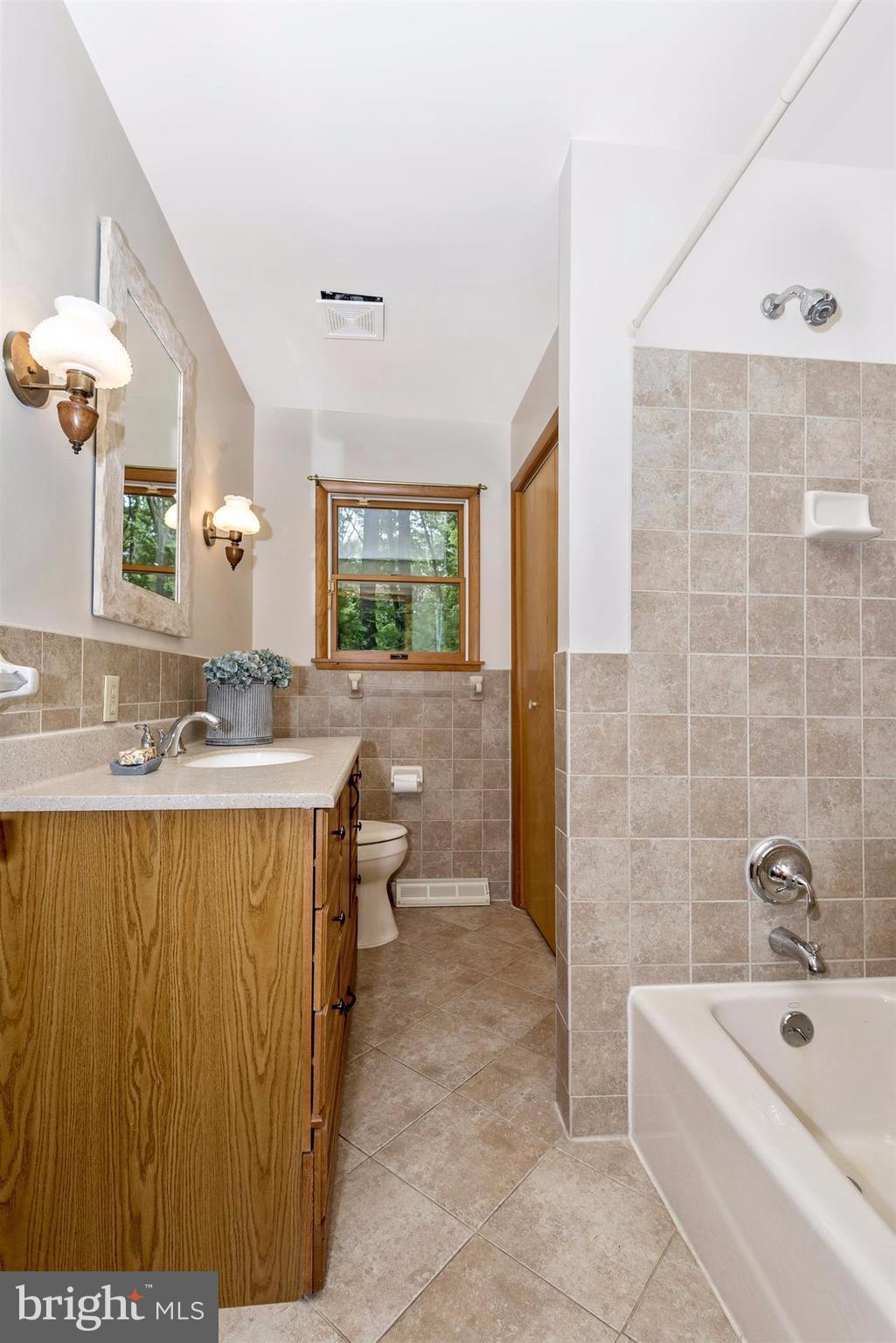 11212 Coppermine Road Woodsboro, MD 21798 - Photo 19 of 29 Hall Bath