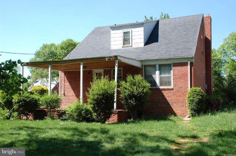 3105 Bonnie Road Baltimore, MD 21209 - Photo 2 of 10 a house that has a lot of plants in it