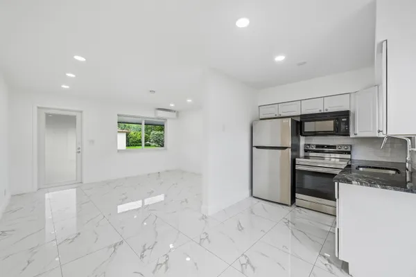 $2,100 | 2308 Northwest 3rd Avenue, Unit 2, Wilton Manors, FL 33311