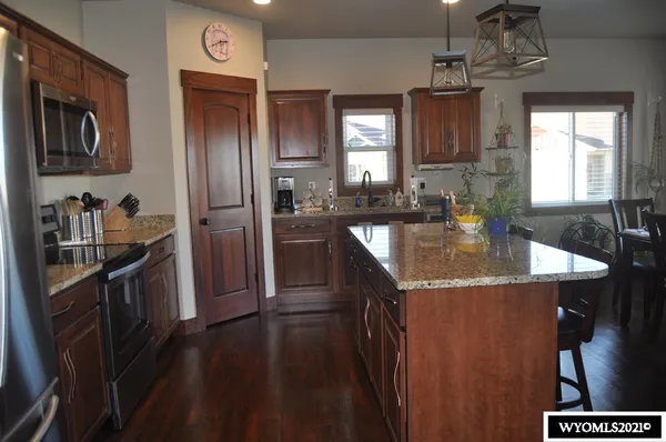 $500,000 | 5212 Henning Loop, Casper, WY 82609