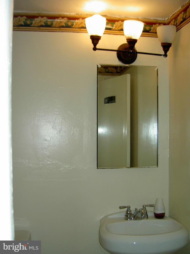 4510 Maryknoll Road Baltimore, MD 21208 - Photo 20 of 30 a bathroom with a sink and mirror
