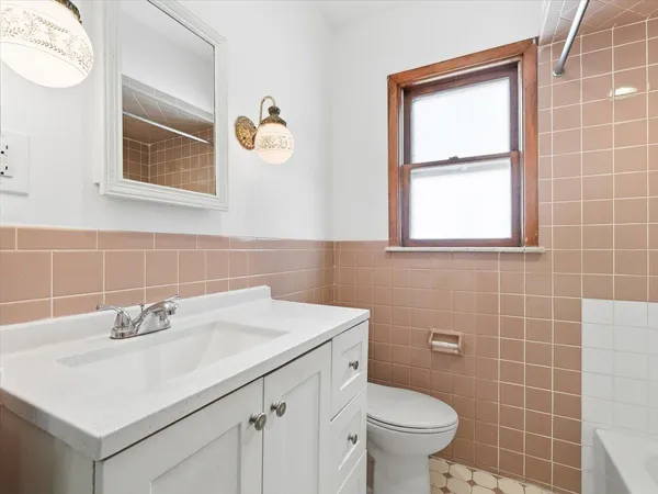 $2,650 | 73 Newman Avenue, Unit 4, Bayonne, NJ 07002