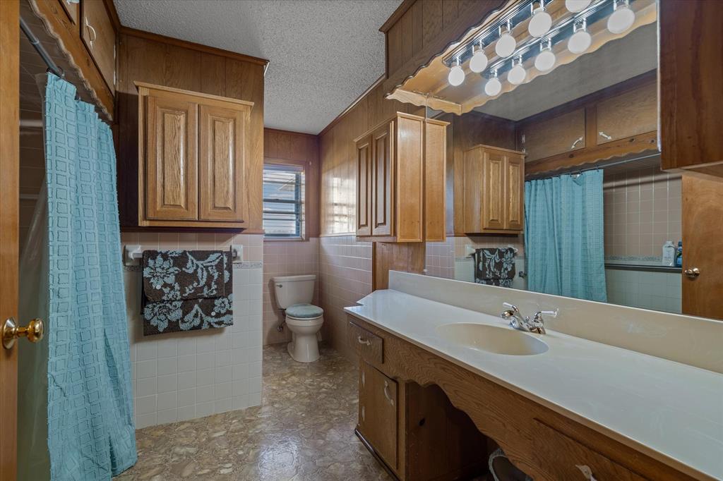 3121 County Road 1215 Canton, TX 75103 - Photo 25 of 40 a bathroom with a tub sink and mirror