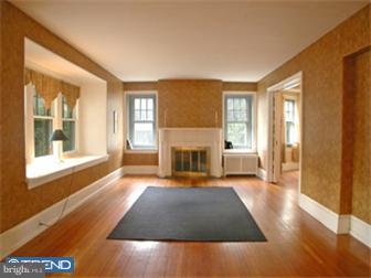 6427 Sherwood Road Philadelphia, PA 19151 - Photo 3 of 11 Living Room
