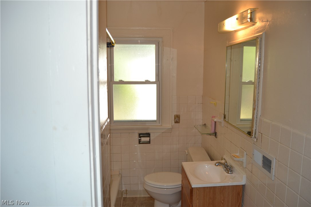 2101 Alton Road Cleveland, OH 44112 - Photo 9 of 20 Main Bathroom