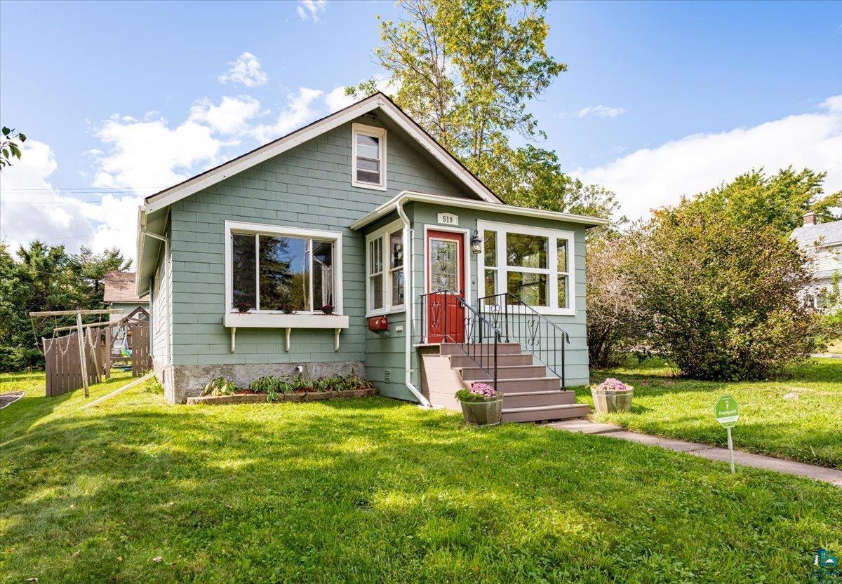 519 3rd Avenue Proctor, MN 55810 - Photo 2 of 25 Bungalow-style house featuring a front lawn
