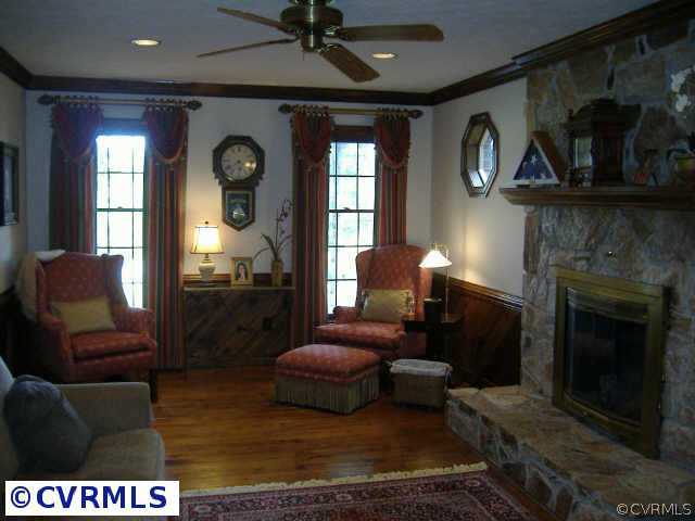 538 Fords Road Manakin-Sabot, VA 23103 - Photo 2 of 10 a living room with furniture and a fireplace