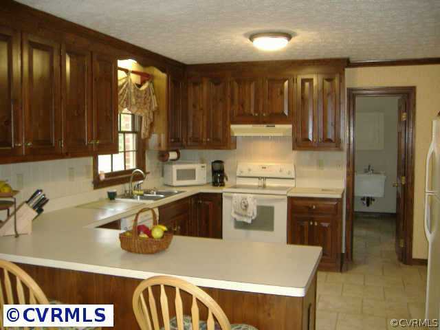 538 Fords Road Manakin-Sabot, VA 23103 - Photo 3 of 10 a kitchen with a sink stove and cabinets