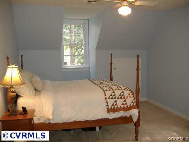 538 Fords Road Manakin-Sabot, VA 23103 - Photo 6 of 10 a bedroom with a bed and a lamp
