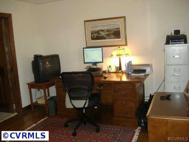 538 Fords Road Manakin-Sabot, VA 23103 - Photo 7 of 10 a workspace with furniture and wooden floor