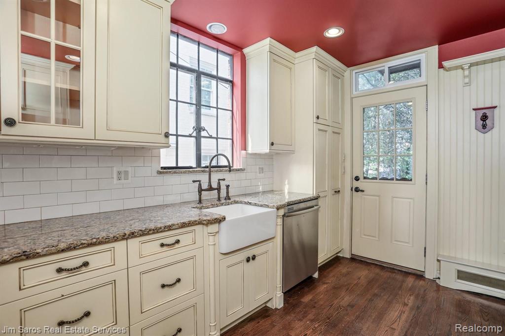 328 Fisher Road Grosse Pointe Farms, MI 48230 - Photo 6 of 24