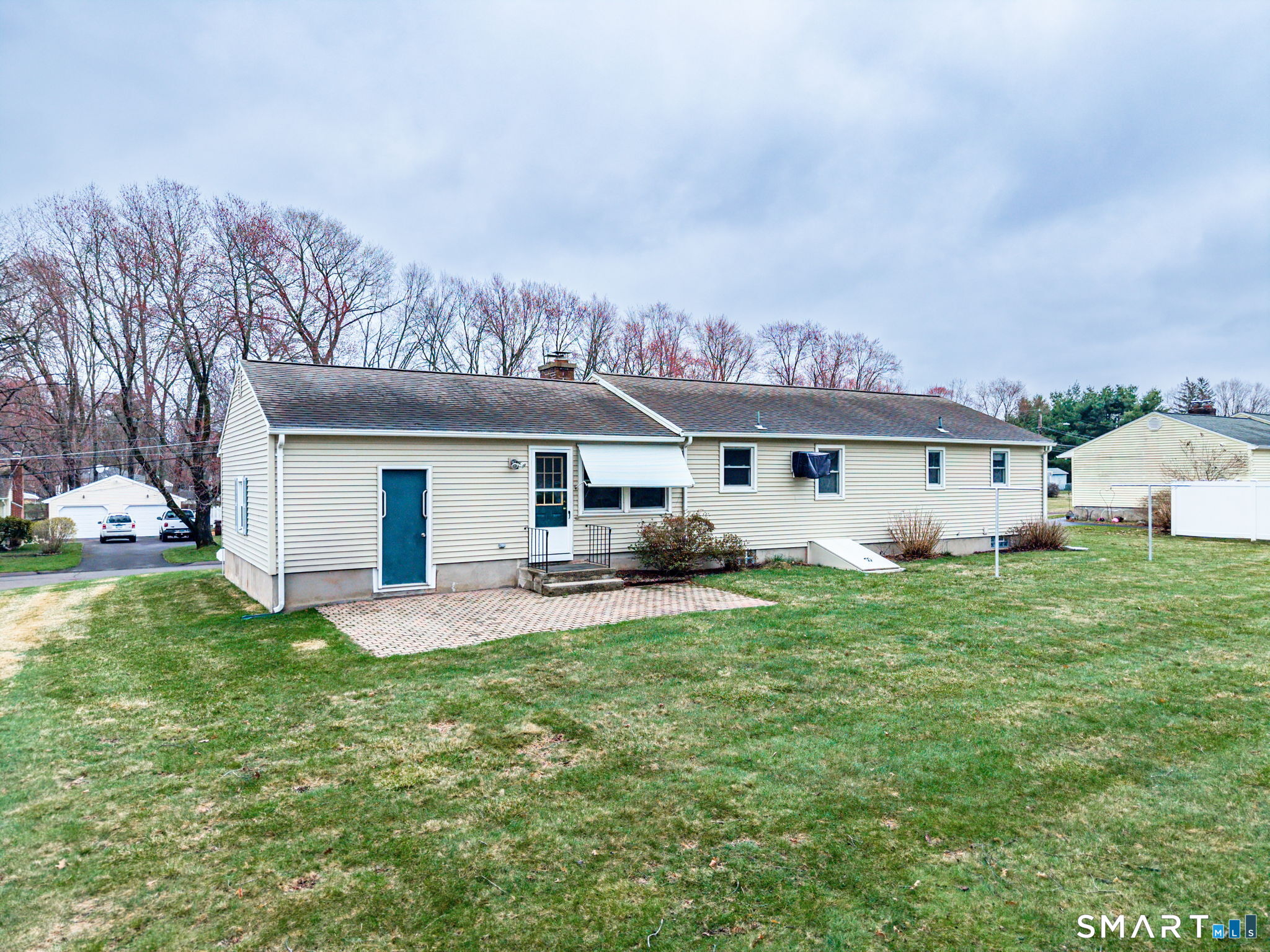 21 Riviera Drive Enfield, CT 06082 - Photo 5 of 33