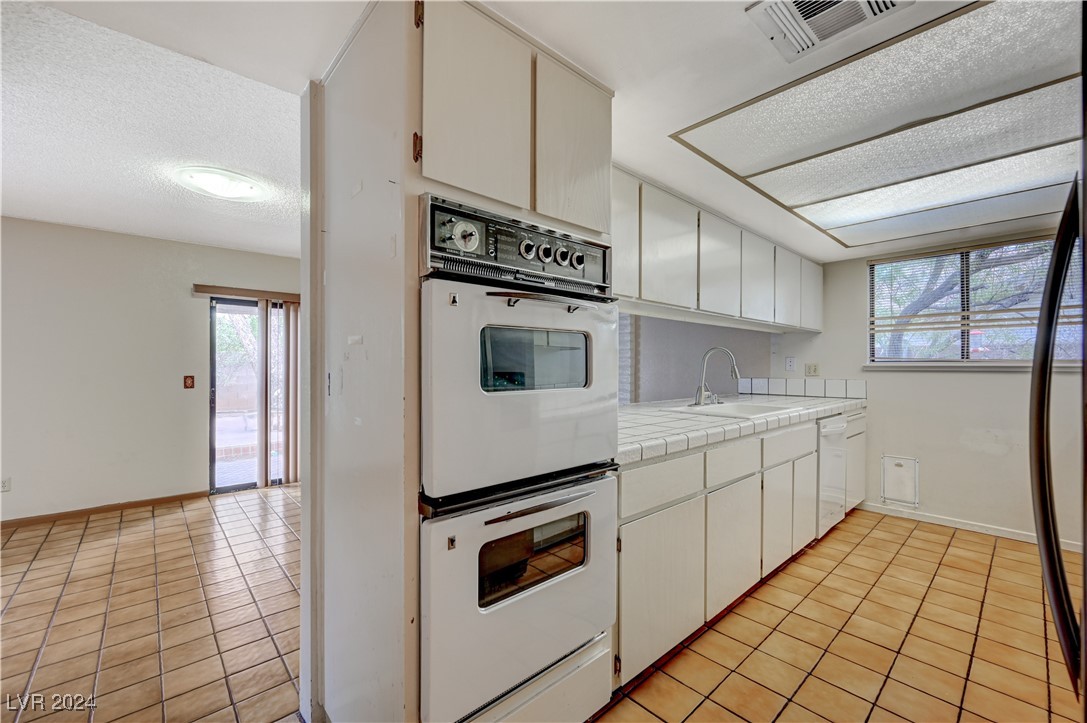 5020 Reno Court Las Vegas, NV 89119 - Photo 8 of 23