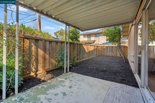 a view of a backyard