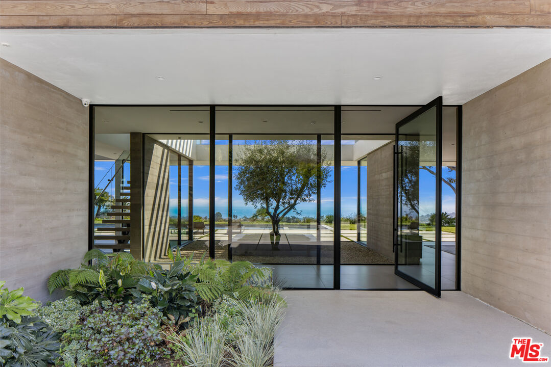 5601 Kanan Dume Road Malibu, CA 90265 - Photo 9 of 31 a view of interior of a house
