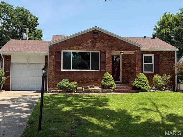 $169,900 | 310 Lindenwood Boulevard, Alton, IL 62002