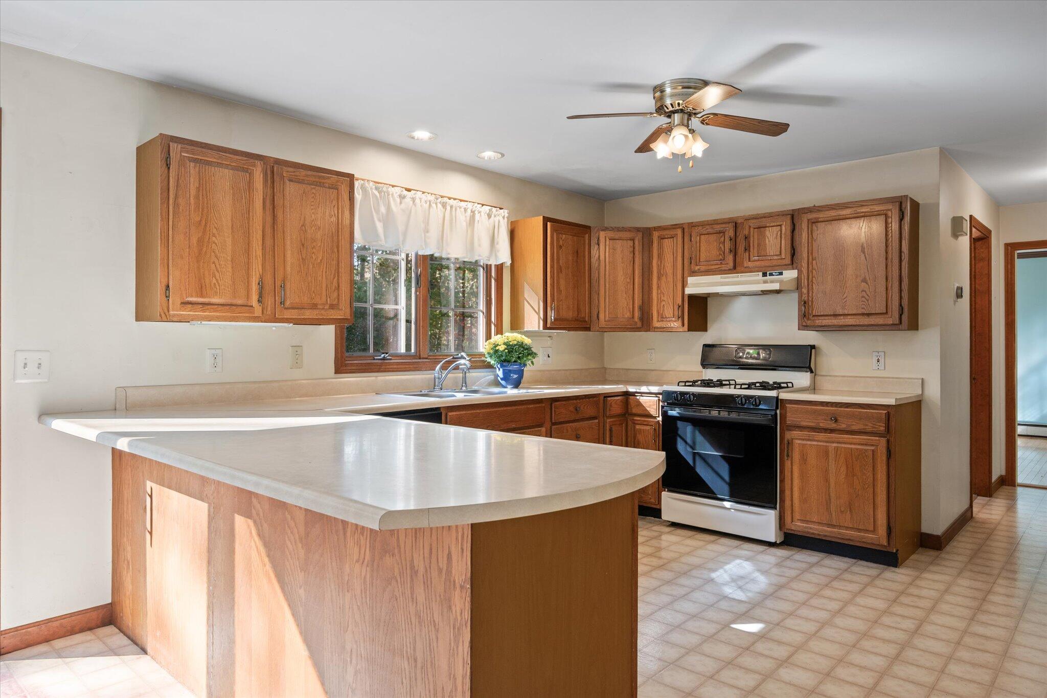 1234 Essex Street Bangor, ME 04401 - Photo 6 of 37 09-Kitchen
