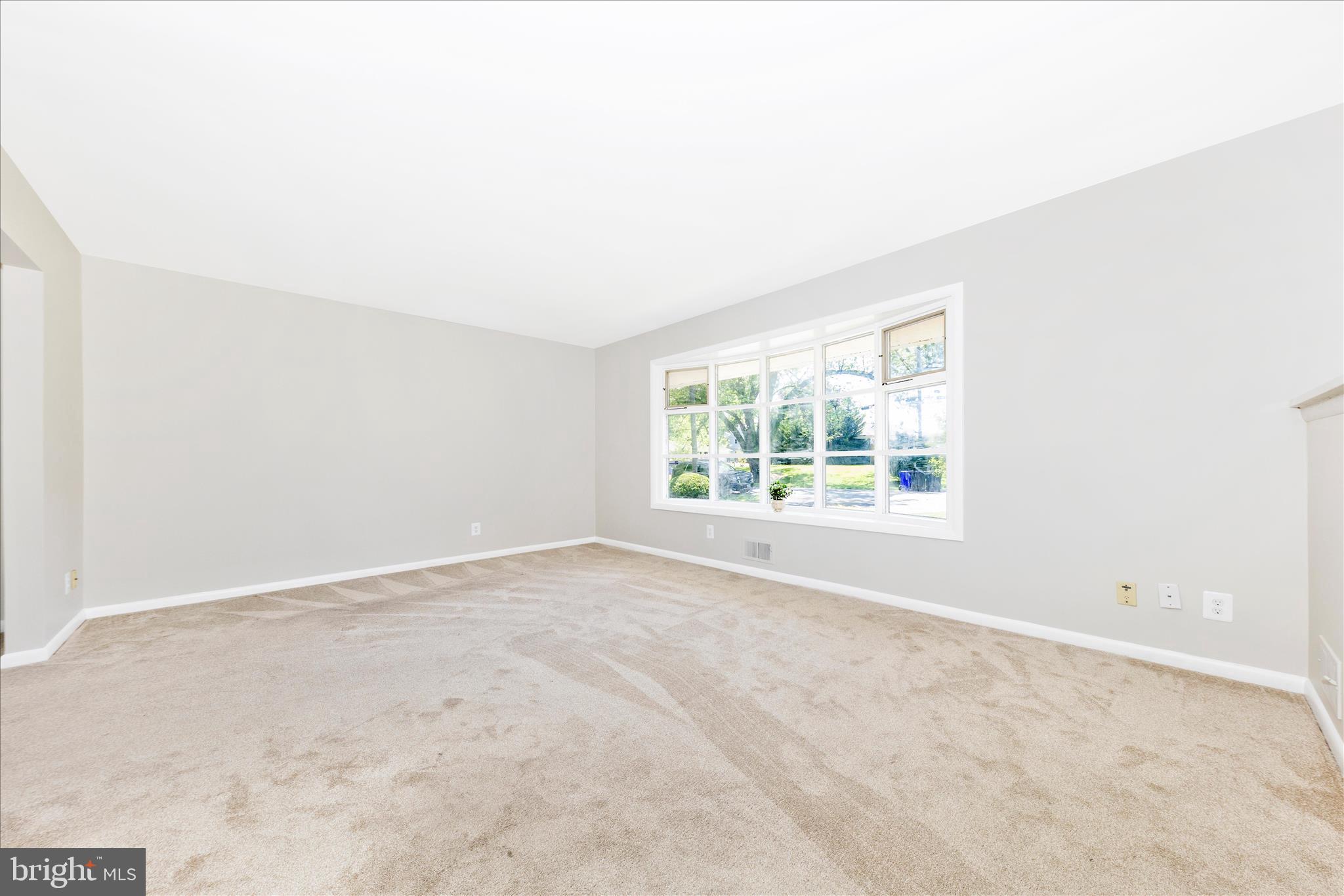 11813 Renick Lane Silver Spring, MD 20904 - Photo 3 of 50 Living Room