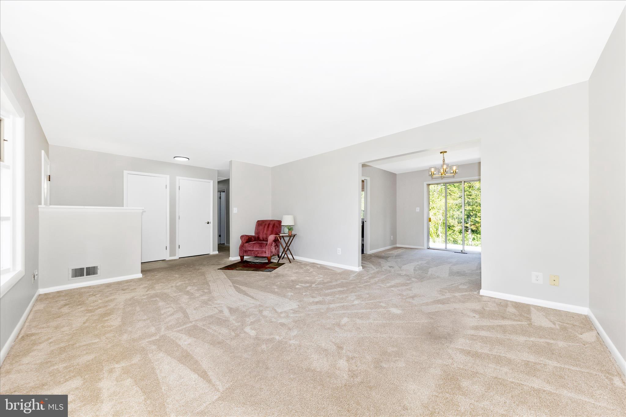 11813 Renick Lane Silver Spring, MD 20904 - Photo 5 of 50 Living Room