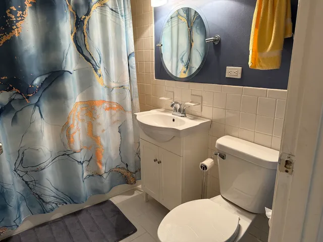 $2,000 | 5725 Holmes Avenue, Unit 15, Clarendon Hills, IL 60514