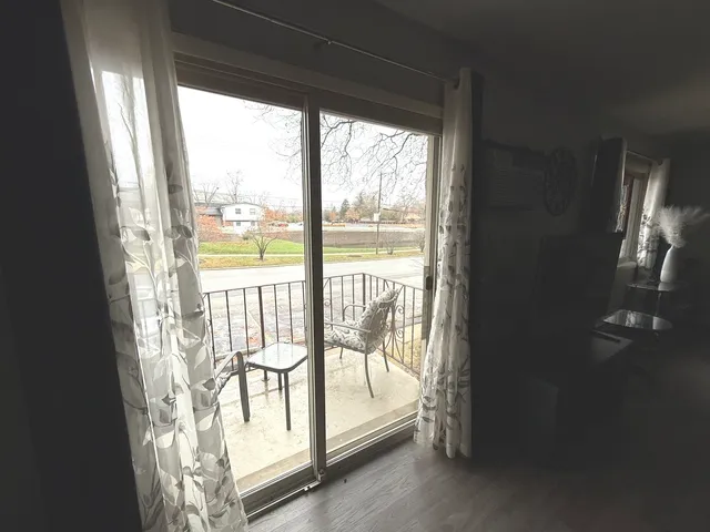 $2,000 | 5725 Holmes Avenue, Unit 15, Clarendon Hills, IL 60514