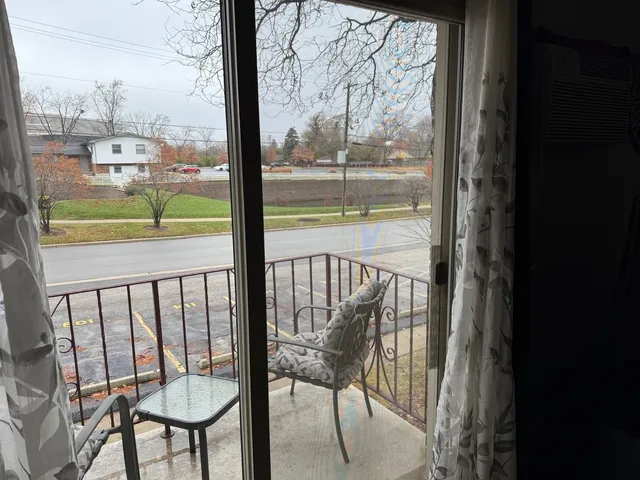 $2,000 | 5725 Holmes Avenue, Unit 15, Clarendon Hills, IL 60514