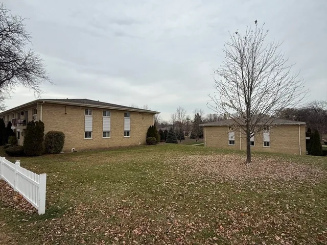 $2,000 | 5725 Holmes Avenue, Unit 15, Clarendon Hills, IL 60514