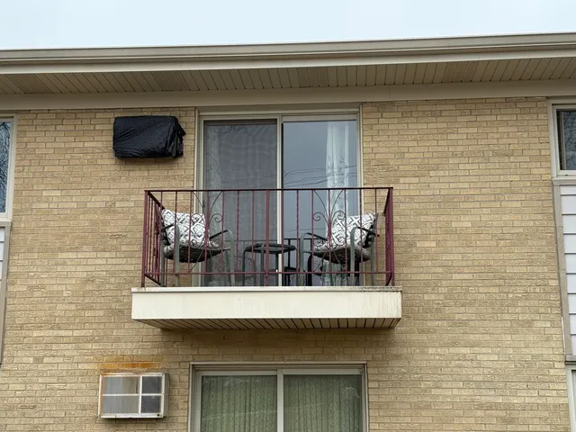 $2,000 | 5725 Holmes Avenue, Unit 15, Clarendon Hills, IL 60514