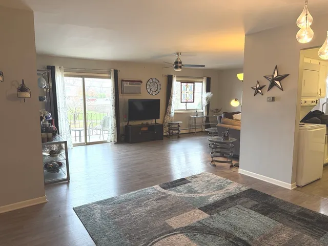 $1,950 | 5725 Holmes Avenue, Unit 15, Clarendon Hills, IL 60514