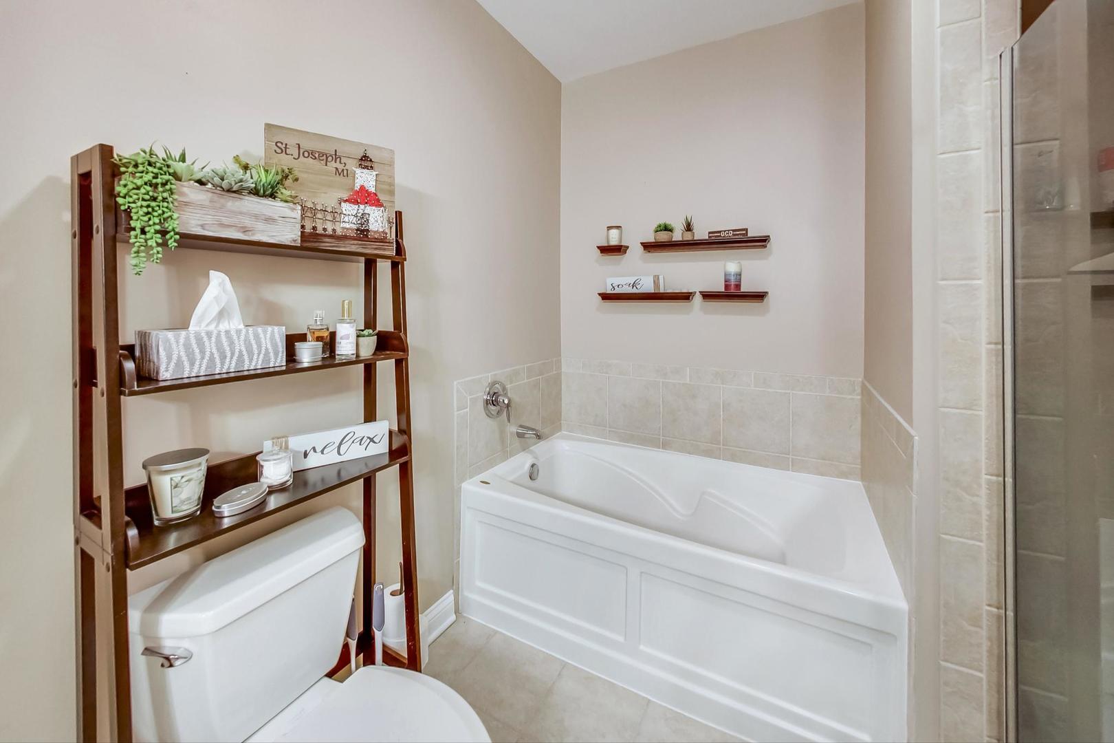 8 West Monroe Street, Unit 2008 Chicago, IL 60603 - Photo 9 of 18 a bathroom with a tub and toilet