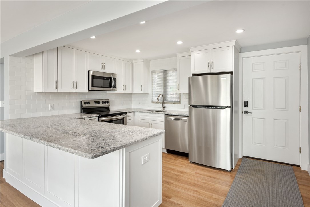 286 Riverside Drive Tiverton, RI 02878 - Photo 7 of 41