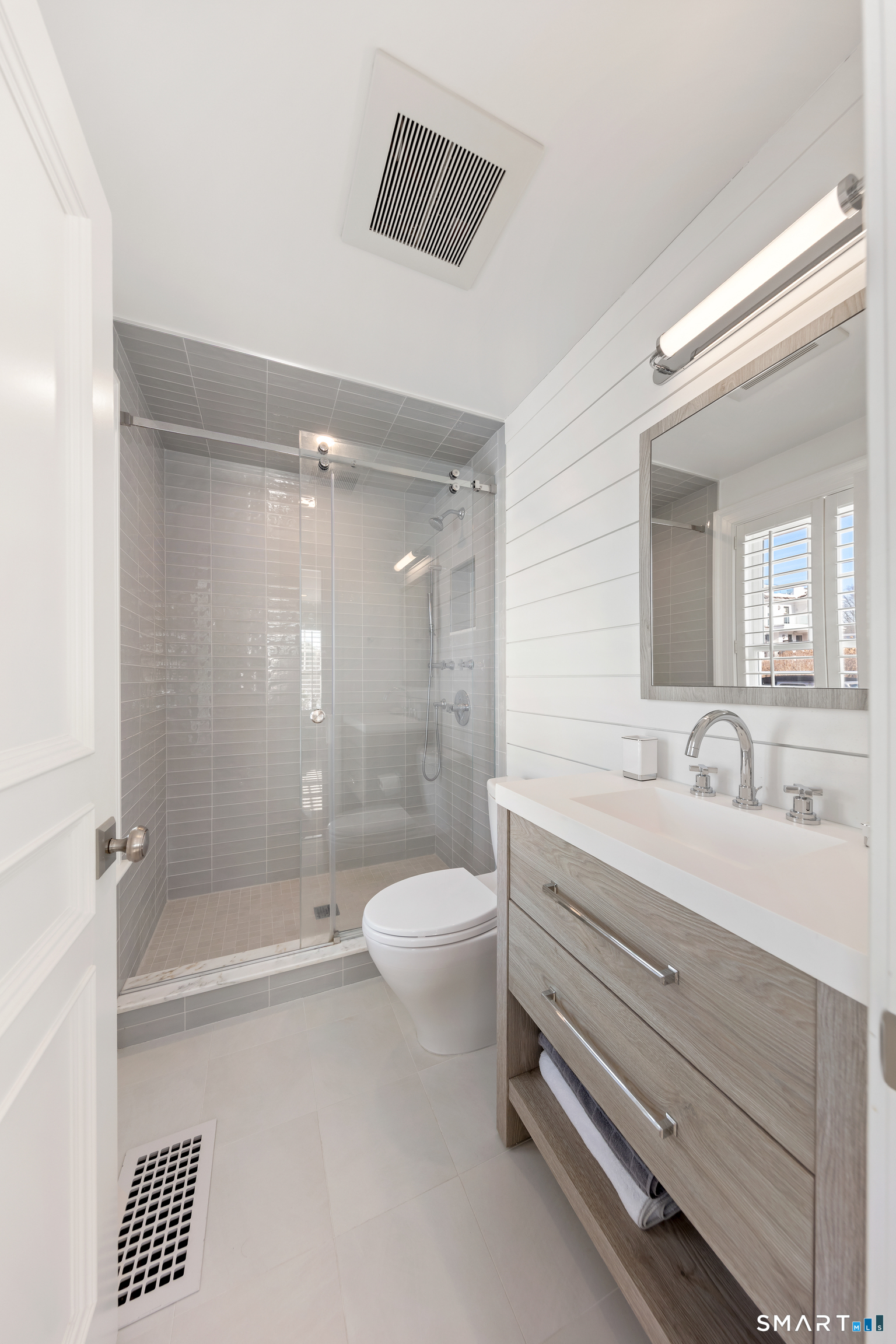 7 Sandpiper Road Westport, CT 06880 - Photo 23 of 34 a bathroom with a double vanity sink toilet mirror and bathtub