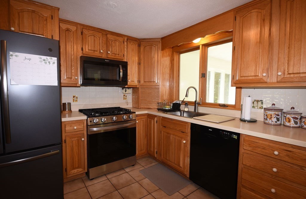 212 Spruce Way Hanover, MA 02339 - Photo 8 of 42