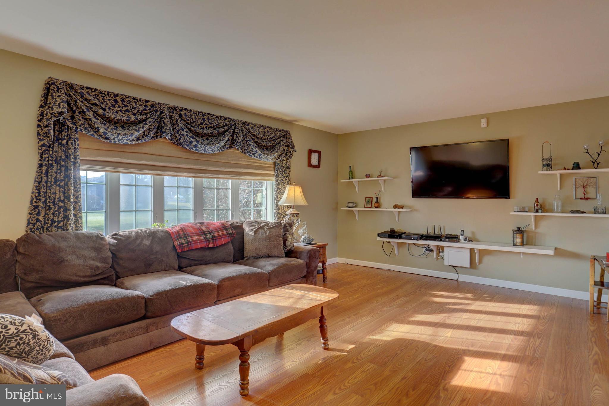 26 Fairland Road Manheim, PA 17545 - Photo 2 of 25 Living Room
