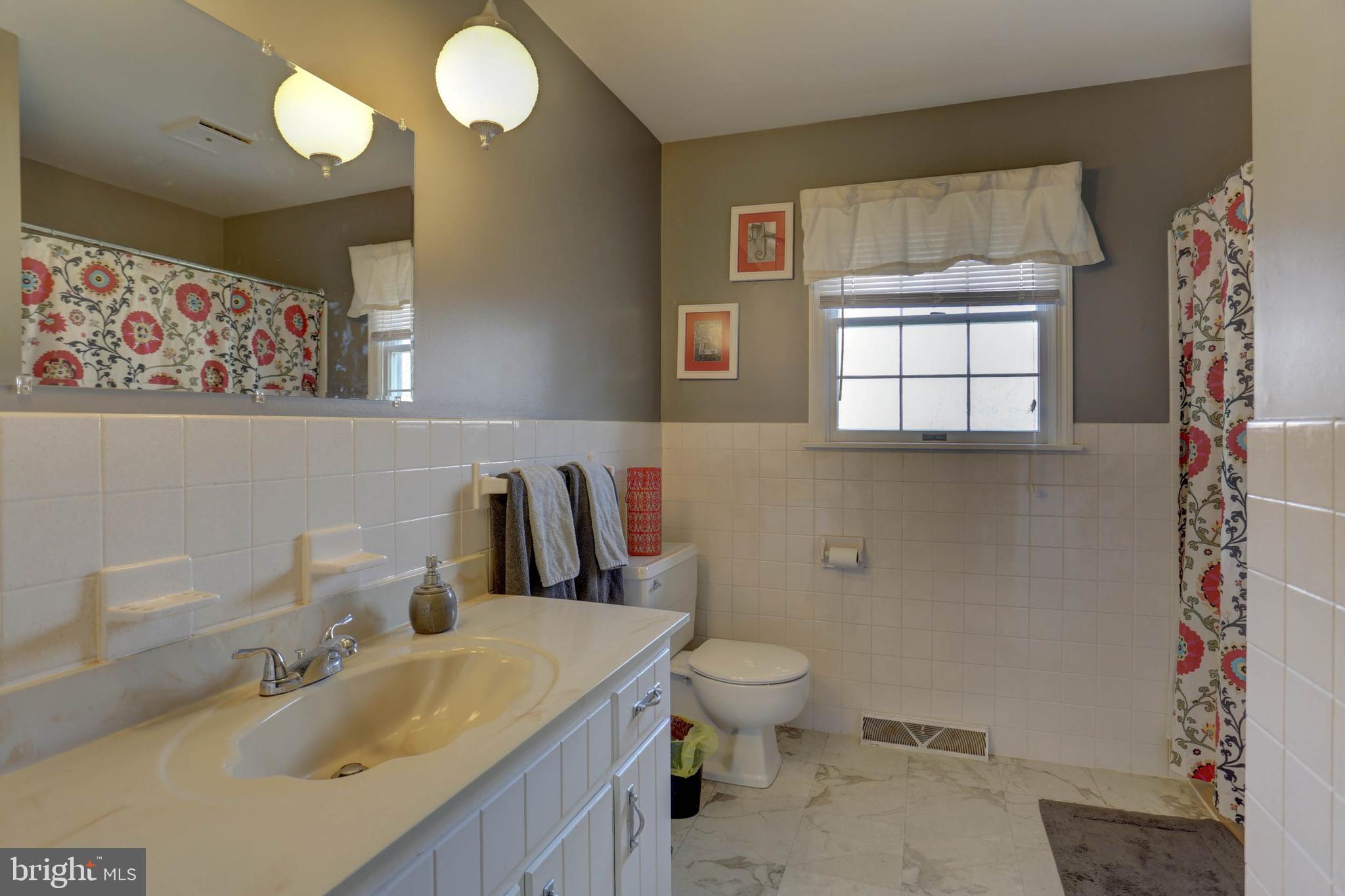 26 Fairland Road Manheim, PA 17545 - Photo 10 of 25 Full Bath Main Level