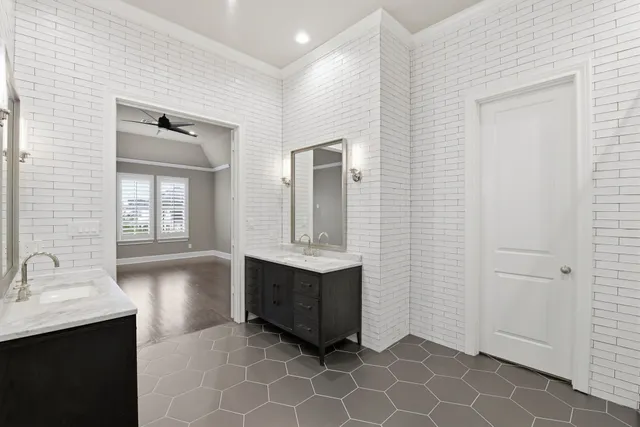 $525,000 | 10933 Upland Park, Houston, TX 77043