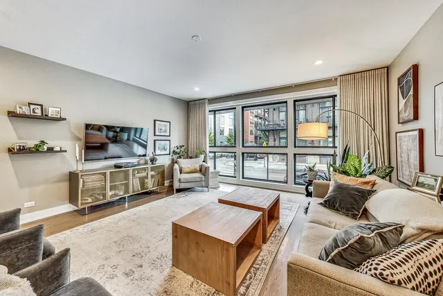 $925,000 | 2730 West Armitage Avenue, Unit 1W, Chicago, IL 60647