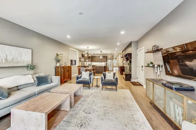 $925,000 | 2730 West Armitage Avenue, Unit 1W, Chicago, IL 60647