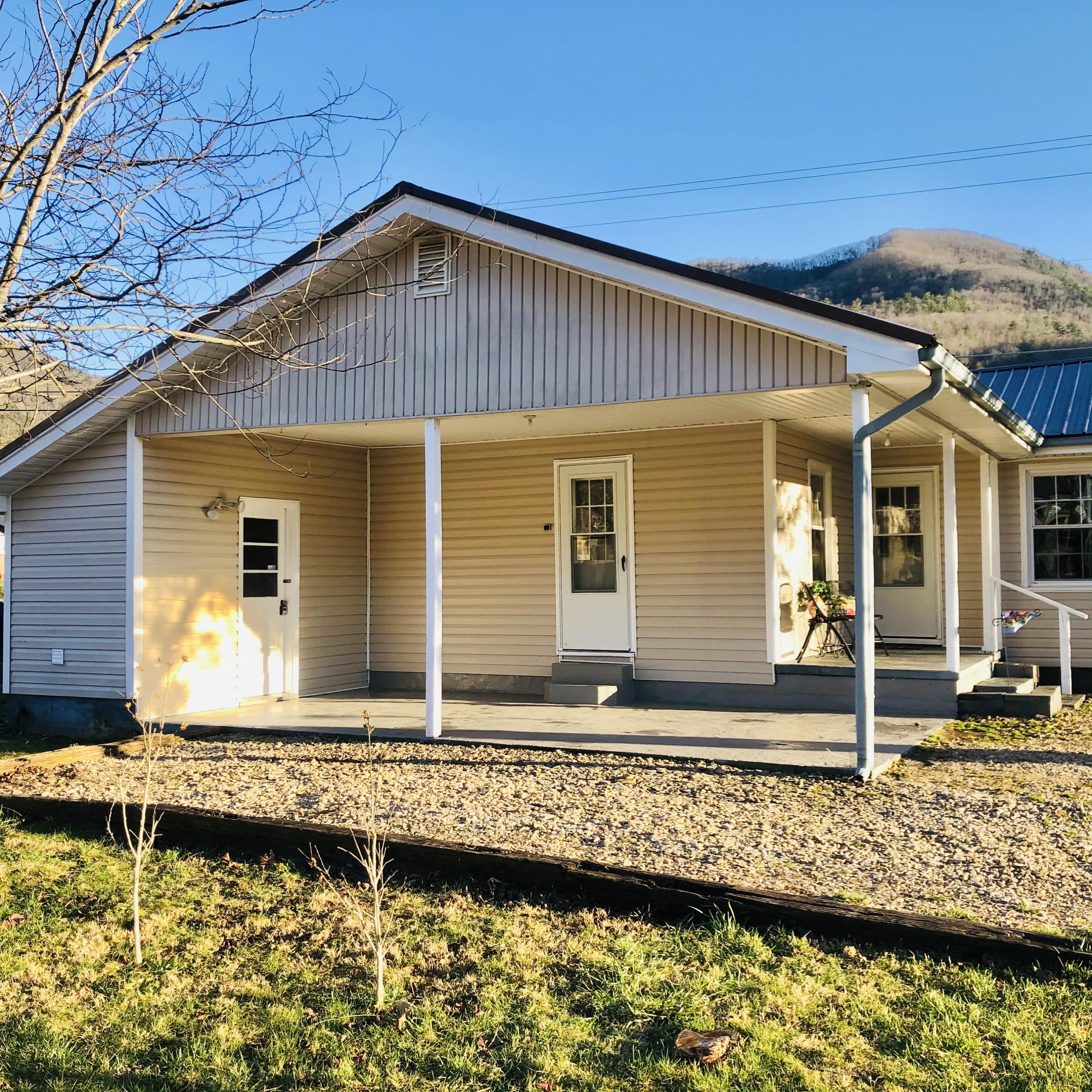 111 Charles Street Hampton, TN 37658 - Photo 3 of 28 557160AD-A620-4EF0-90DF-1C97C9DC755B