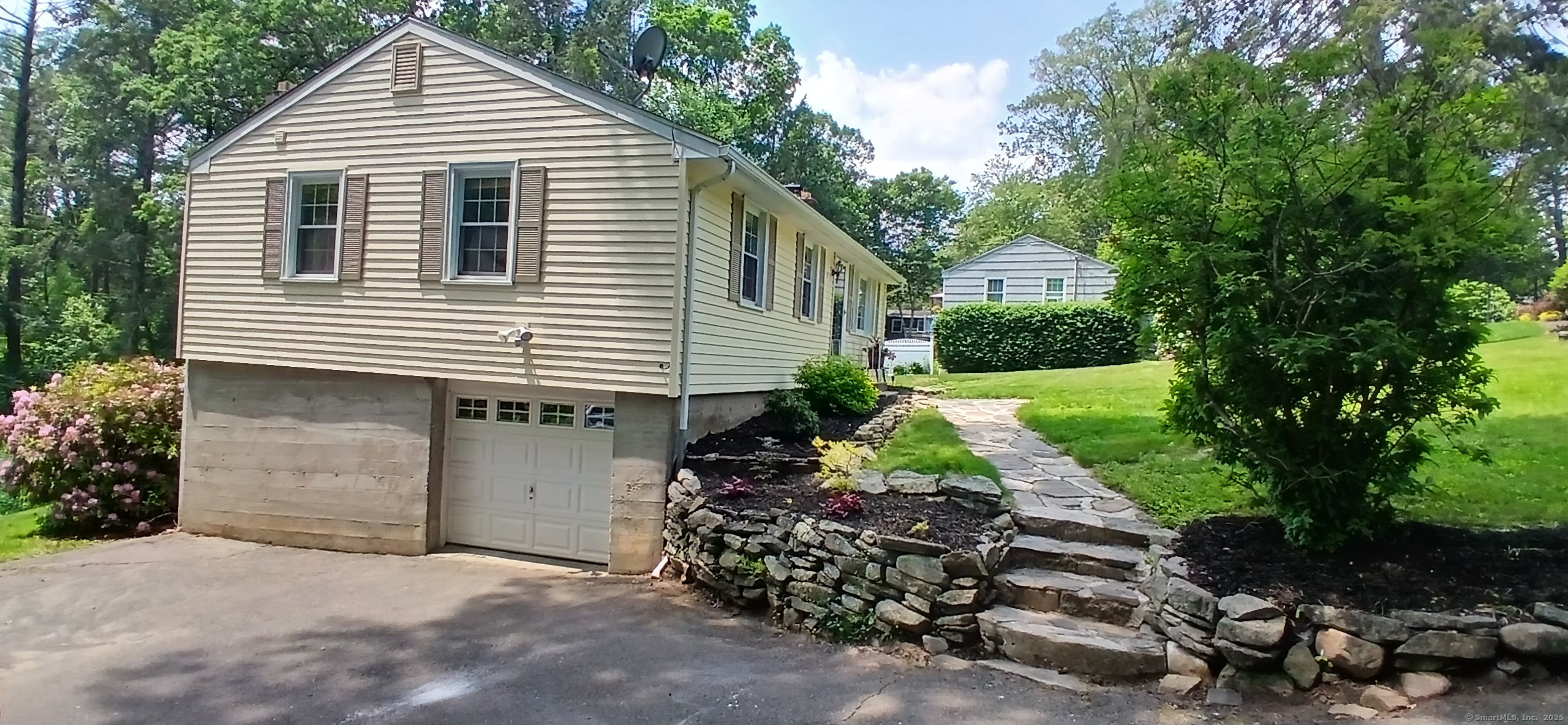 a view of a house with a yard