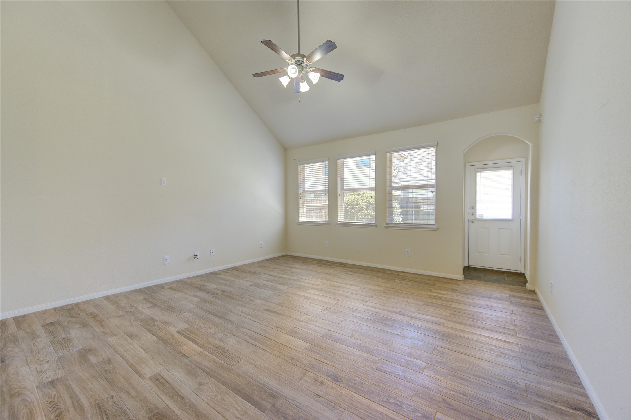 6518 Wilshire Ridge Houston, TX 77040 - Photo 15 of 30 Rearview of the living area.