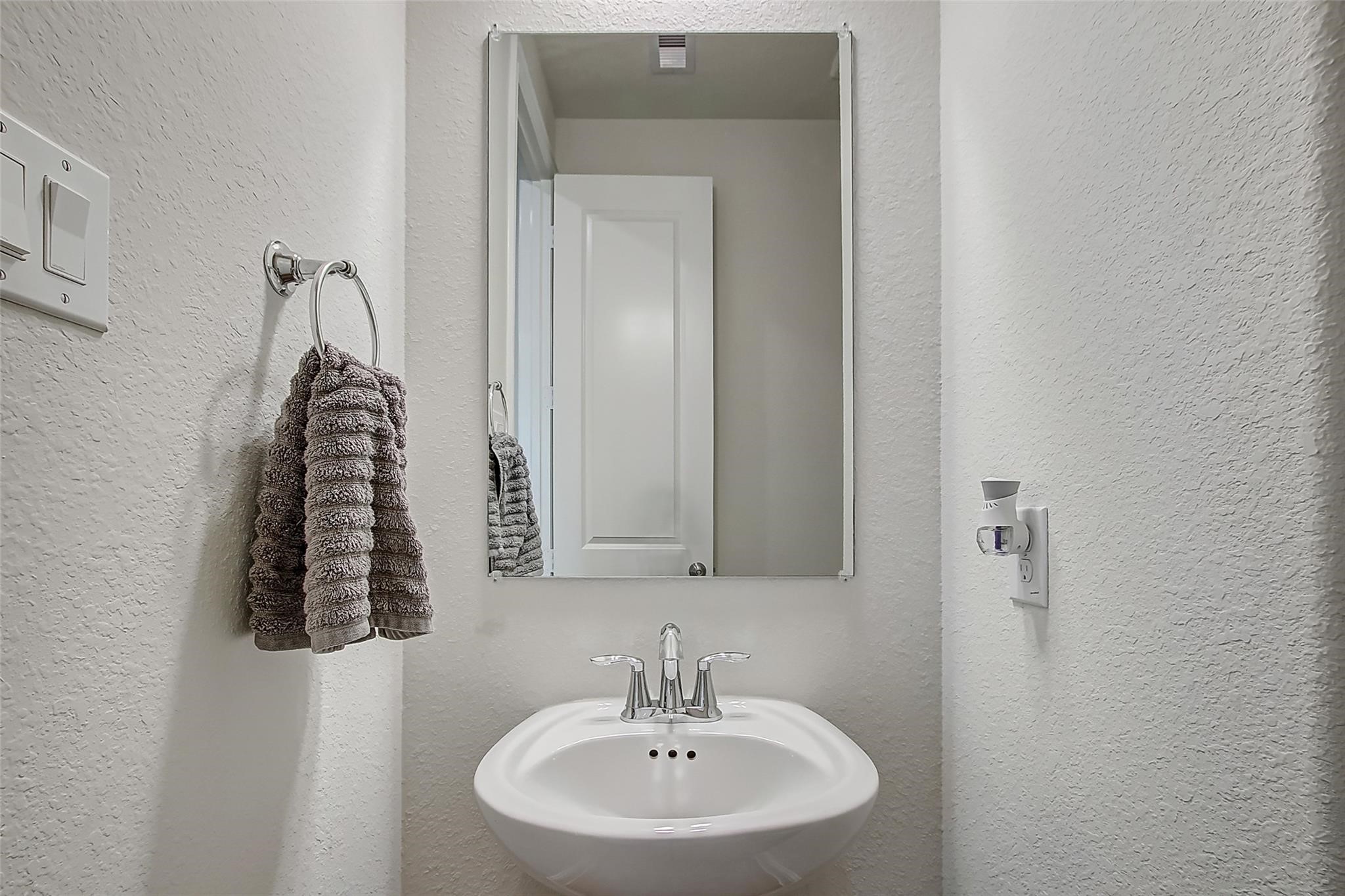 2318 Madera Landing Lane Rosenberg, TX 77469 - Photo 15 of 21 Half bathroom