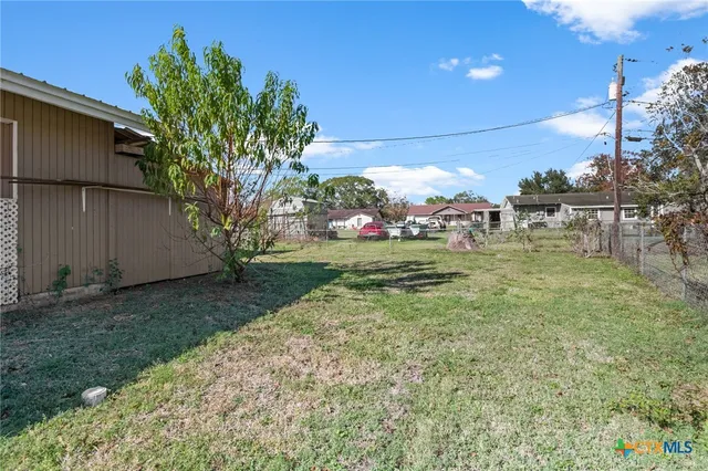 a view of a backyard